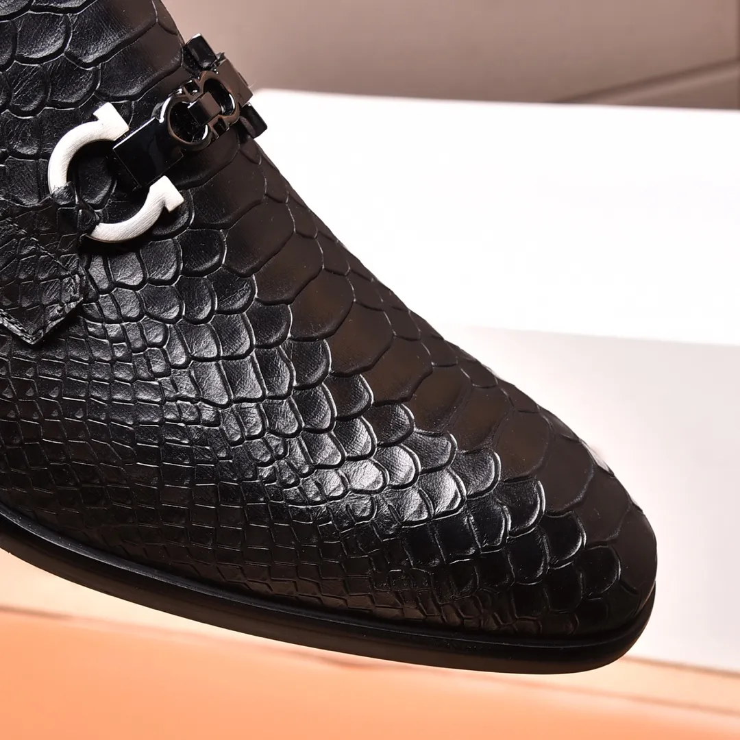 Men's shoes 💰540📛📛(water-dyed cowhide) Salvatore Ferragamo high-end (Salvatore Ferragamo) is the world's top luxury footwear brand. It comes from the fashion kingdom of Italy and is famous all over the world for its traditional handmade design and novel styles...🚶🏻🚶🏻New suit shoes are available simultaneously at the counter. This model is purely handmade. The fabric is imported from Italy's original first-layer cowhide. Soft water-dyed cowhide lining. Original authentic outsole🌀🌀Size: 38➖45